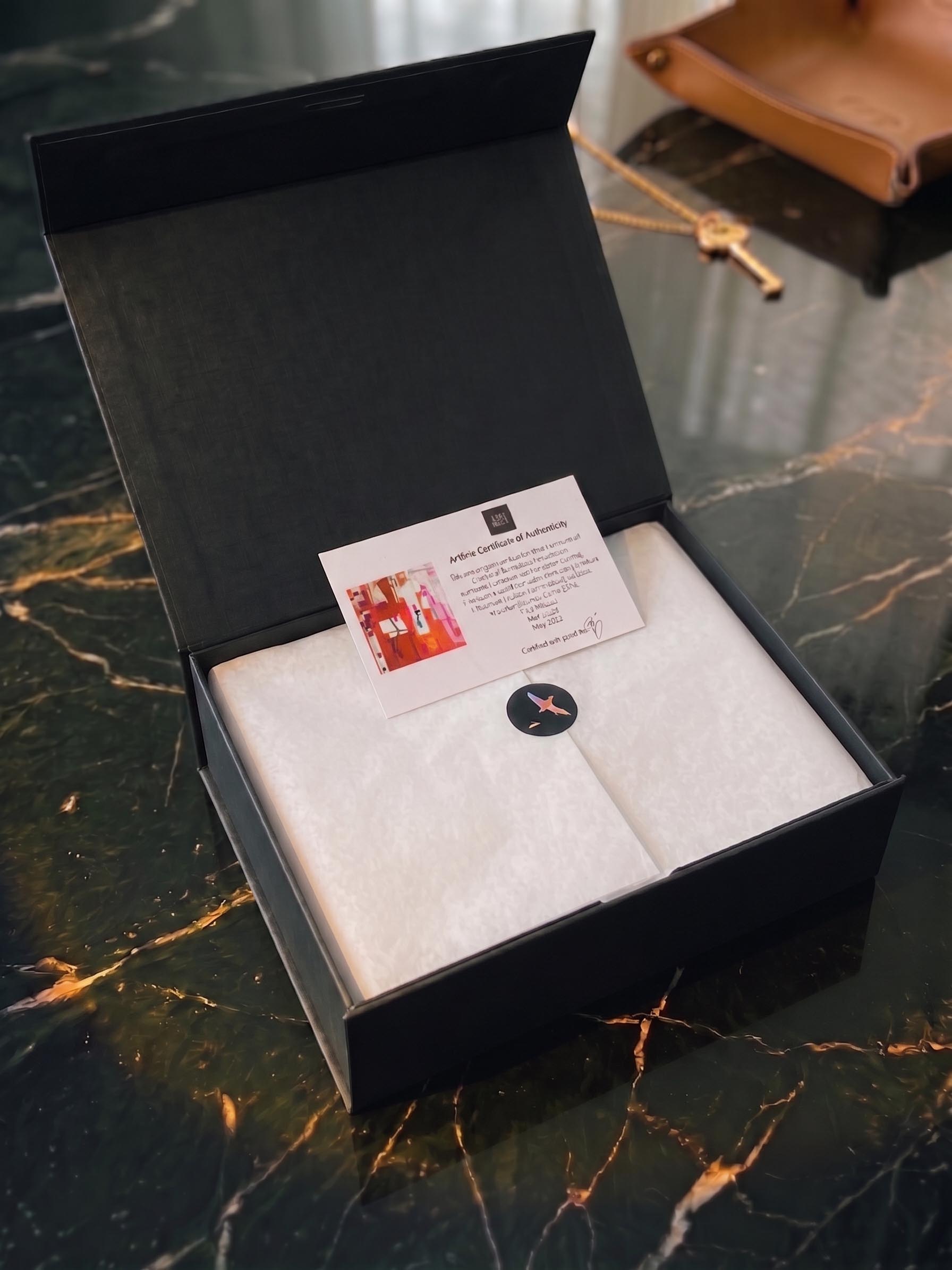 A protected silk edition whose surface can change when displayed responsively